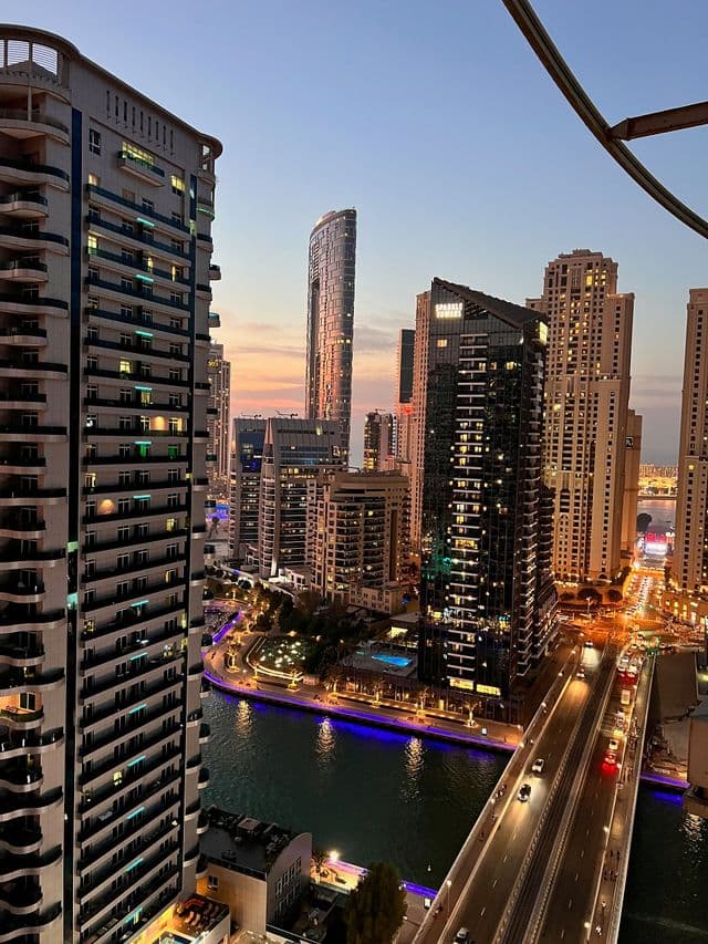 Výhled na Dubai Marina při západu slunce
