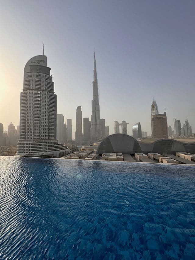 Infinity pool v Downtown Dubai s výhledem na Burj Khalifu