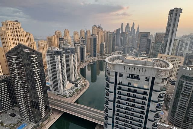 Ráno z apartmánu ve vysokém patře v Dubai Marina
