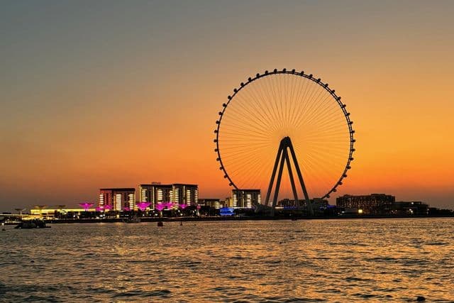 Západ slunce nad Ain Dubai den po záplavách v Dubaji