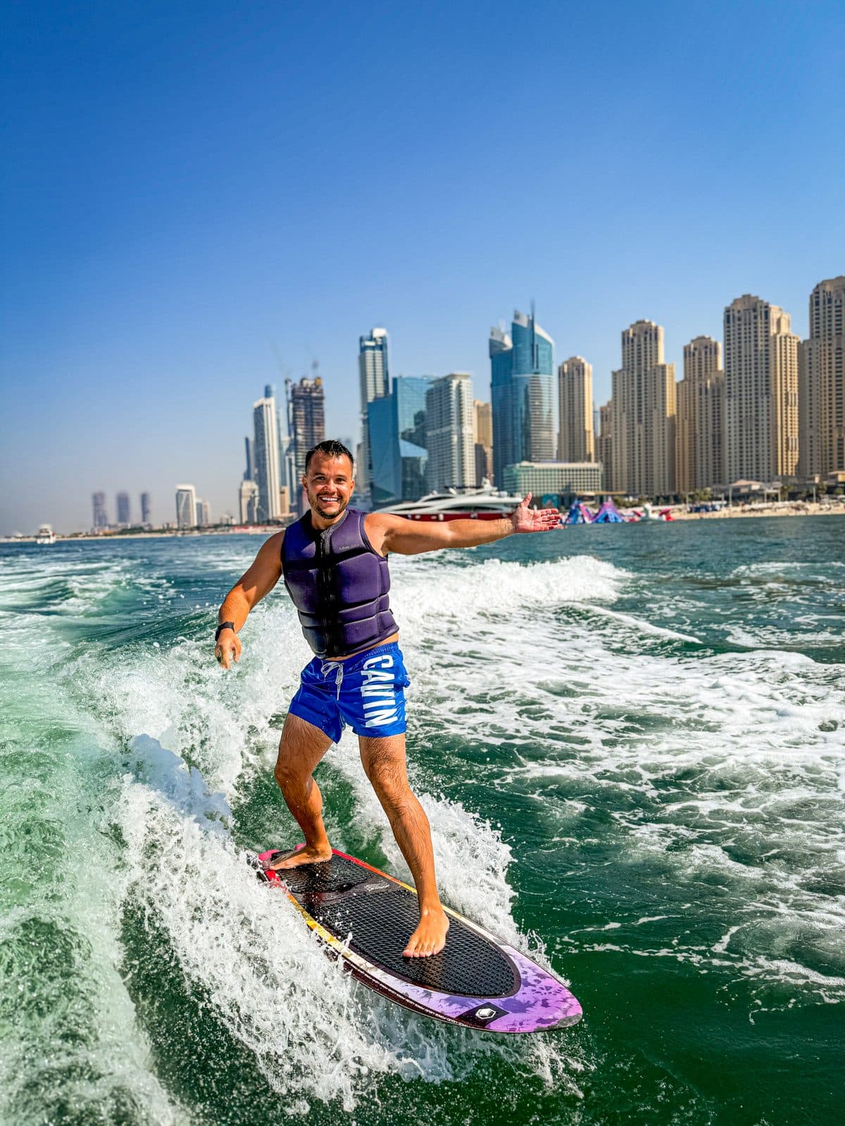 Jarda na wakesurfu před dubajskou Marinou